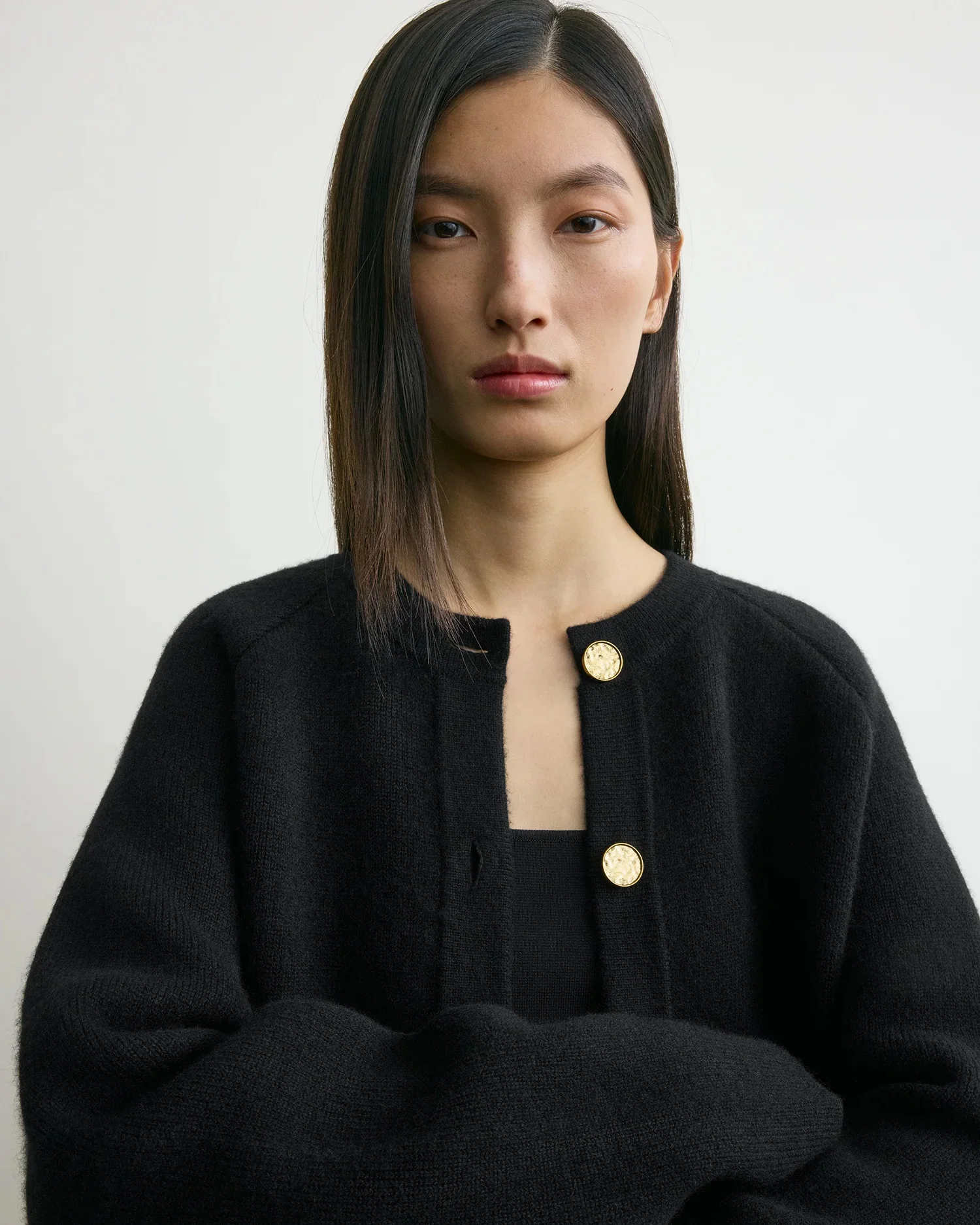 HAMMERED BUTTON CARDIGAN / BLACK - Image 4