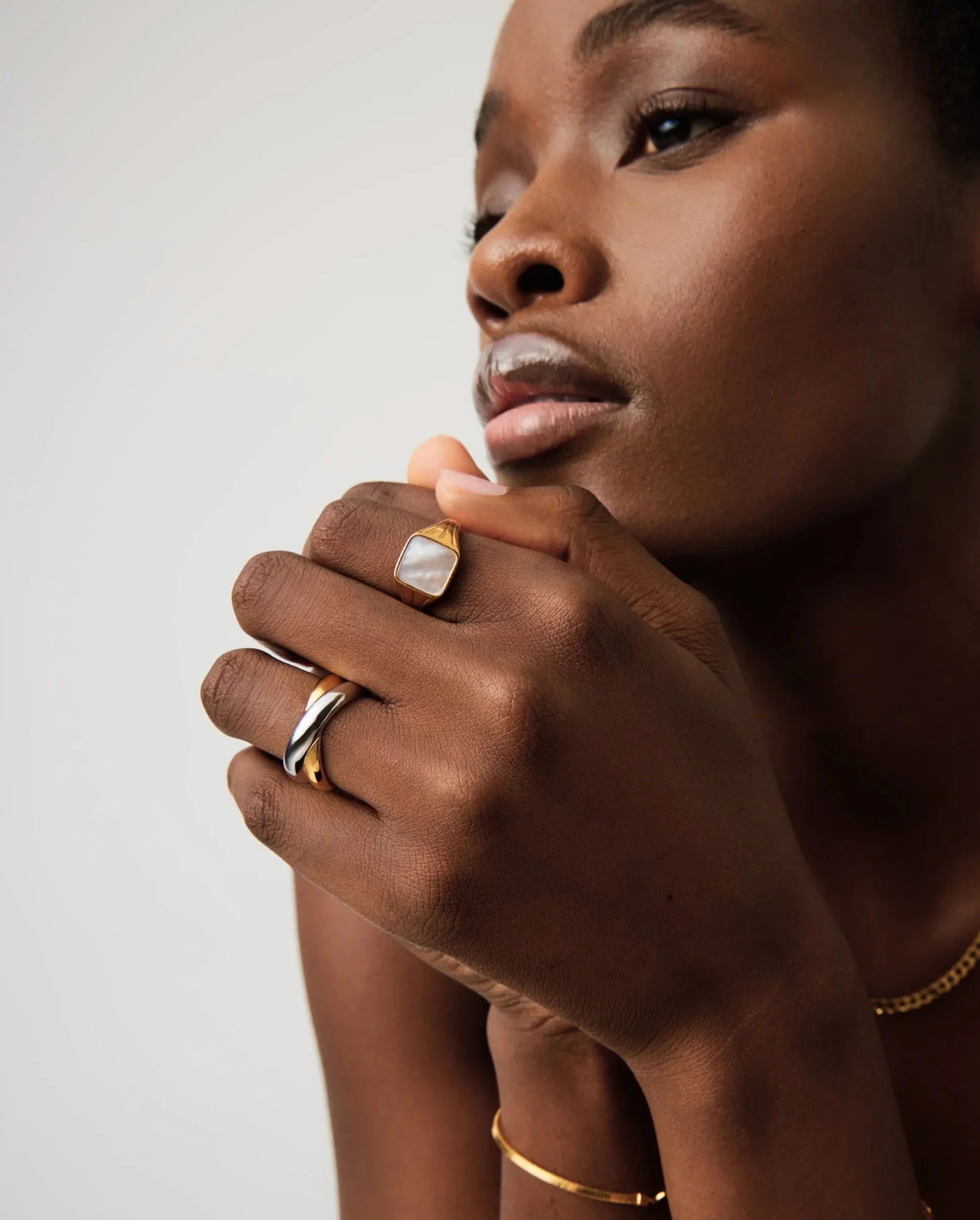 LUCY WILLIAMS SQUARE SIGNET RING / GOLD - Image 2
