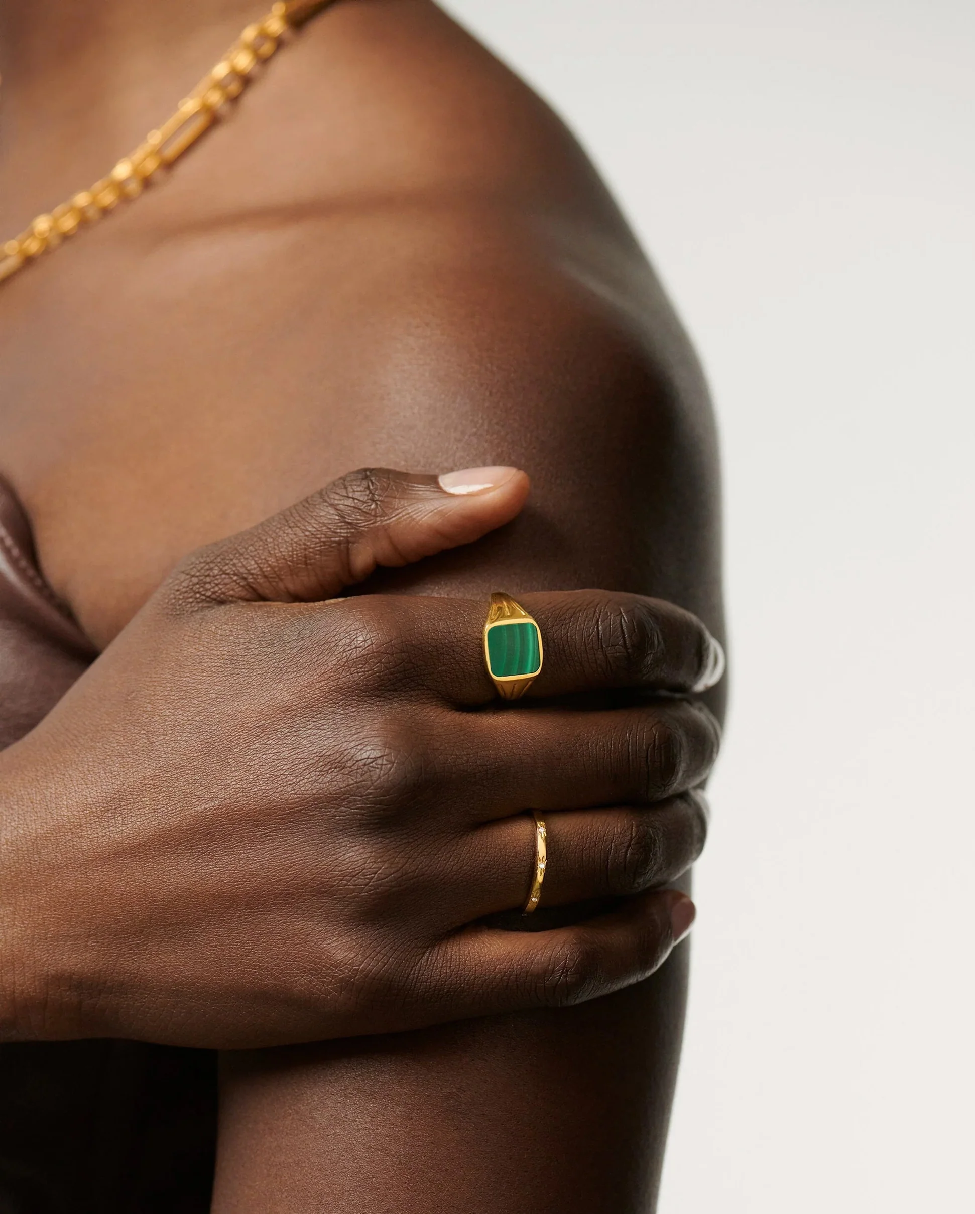 LUCY WILLIAMS SQUARE SIGNET RING / GOLD AND GREEN - Image 2