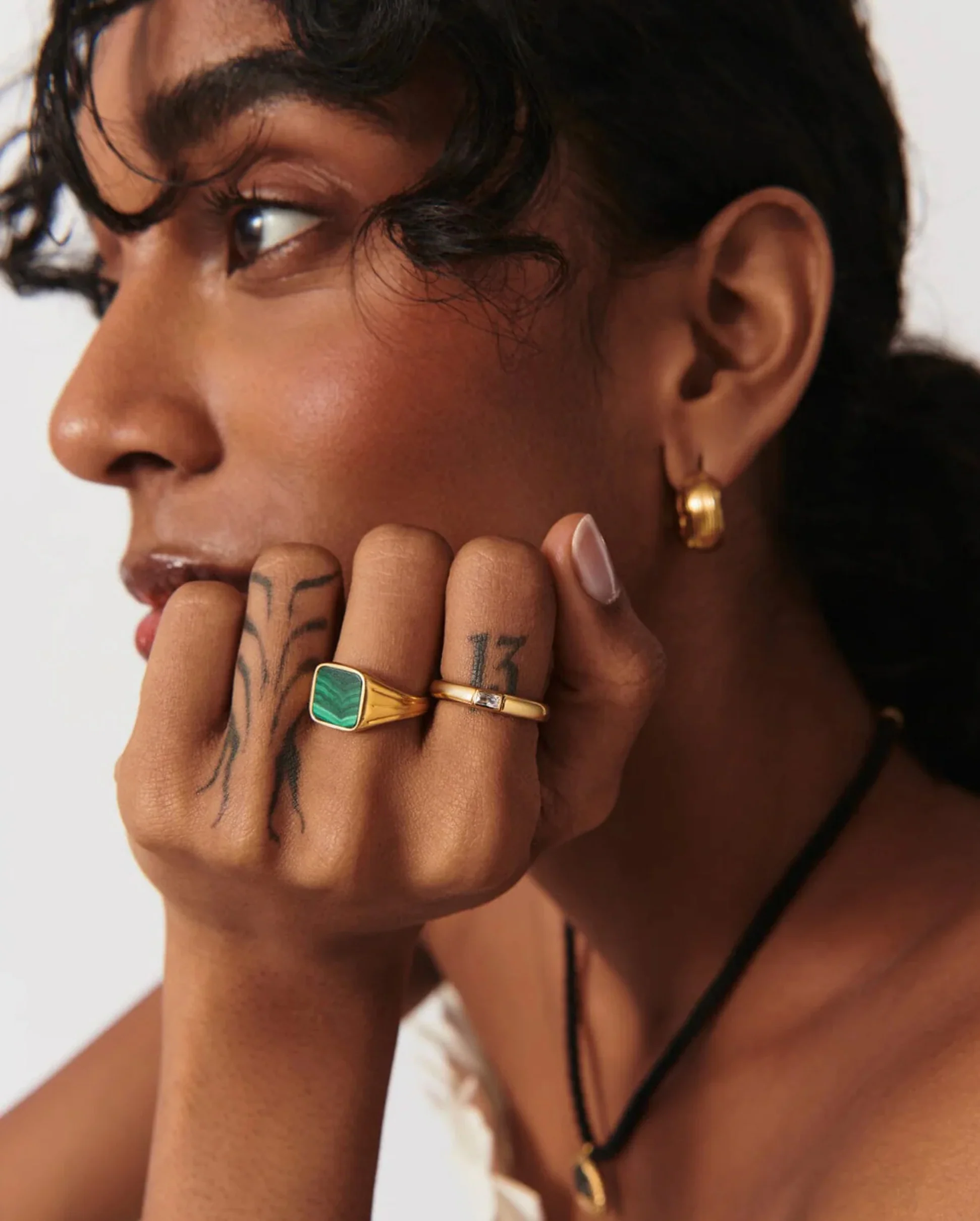 LUCY WILLIAMS SQUARE SIGNET RING / GOLD AND GREEN - Image 3