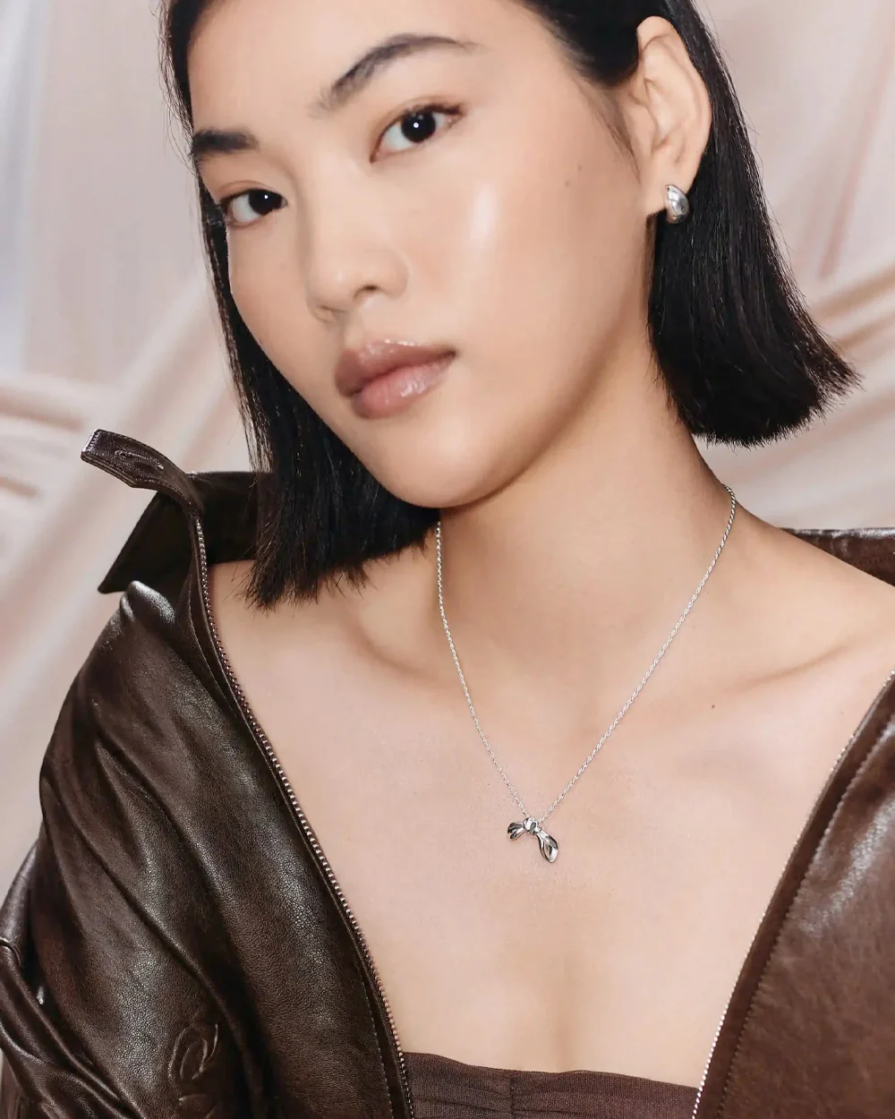 MARK GONG BOW PENDANT NECKLACE / SILVER - Image 5