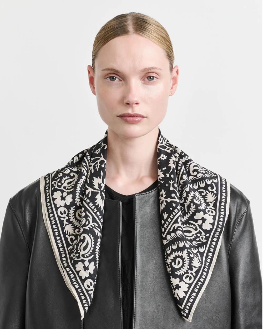 PAISLEY HANKIE SCARF / BLACK/WHITE - Image 2